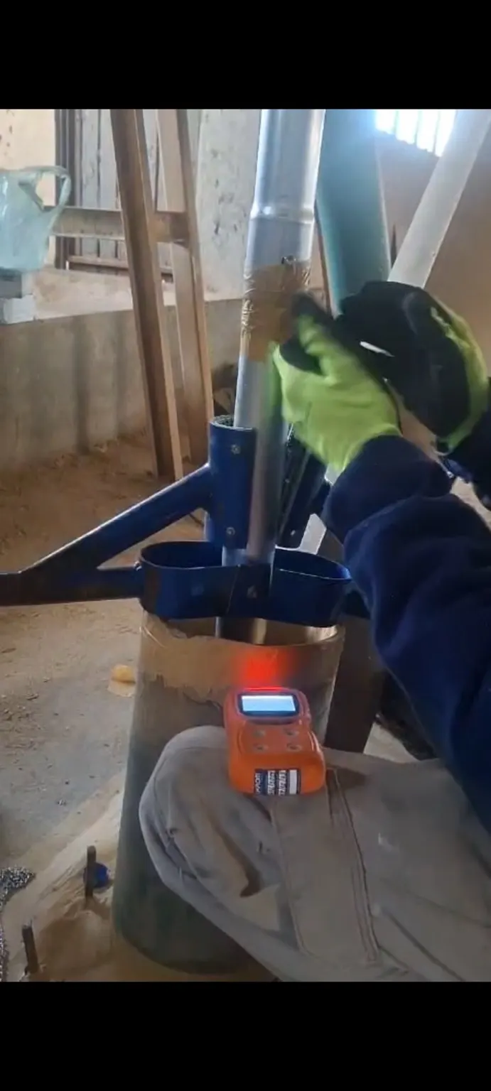 Equipamento portátil de medição de gases utilizado durante a atividade.
